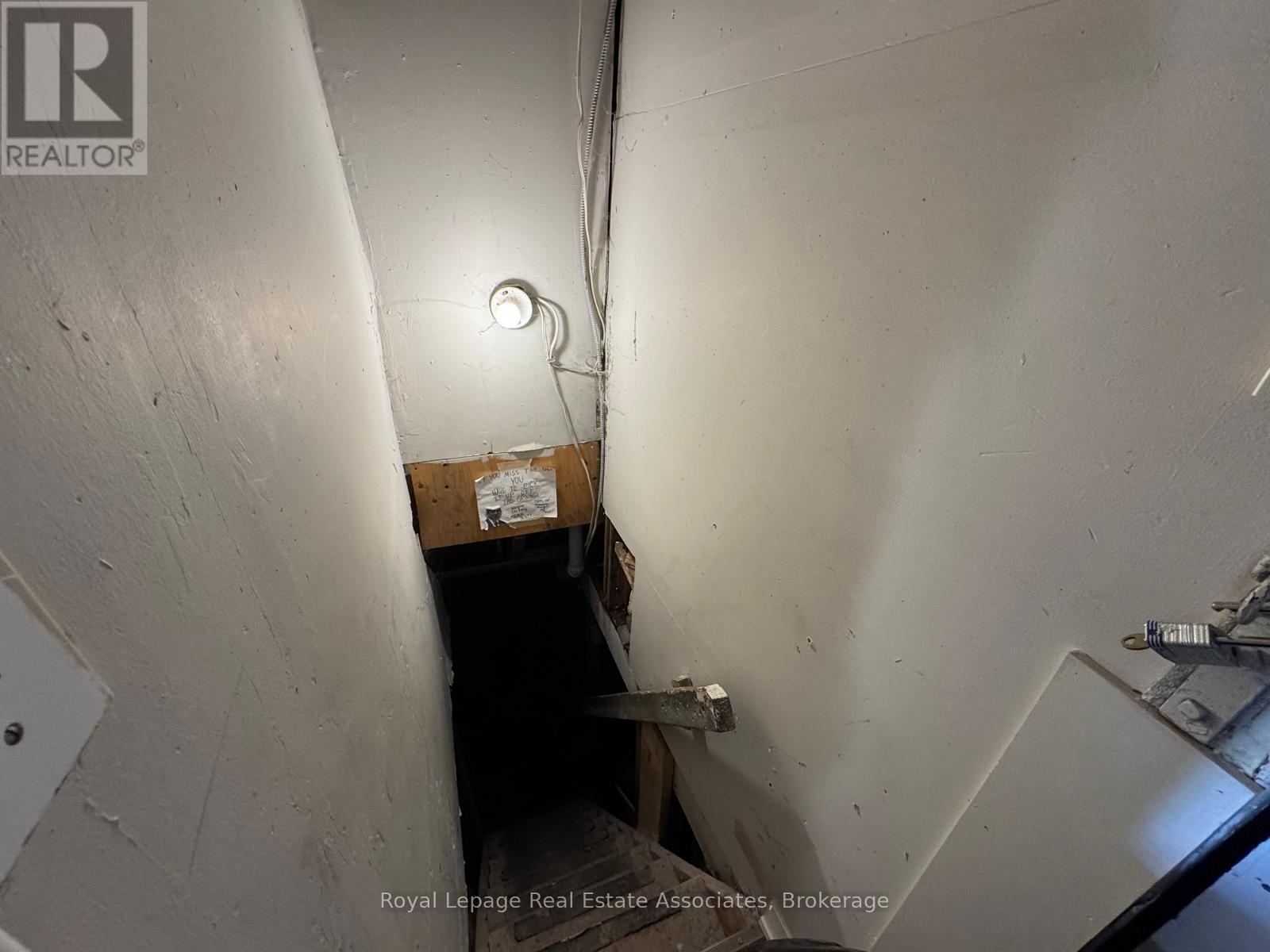 1537 Queen Street W, Toronto, Ontario  M6R 1A7 - Photo 11 - W12443545