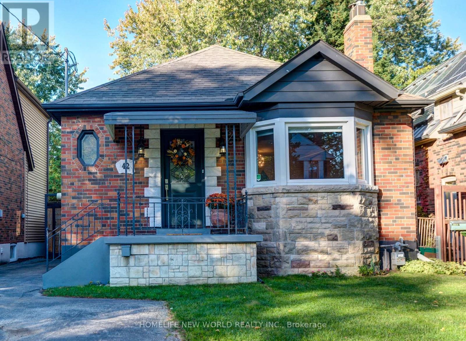 42 Eleventh Street N, Toronto (New Toronto), Ontario  M8V 3G3 - Photo 1 - W12443625