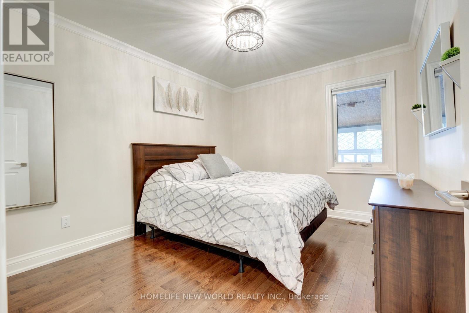 42 Eleventh Street N, Toronto (New Toronto), Ontario  M8V 3G3 - Photo 12 - W12443625