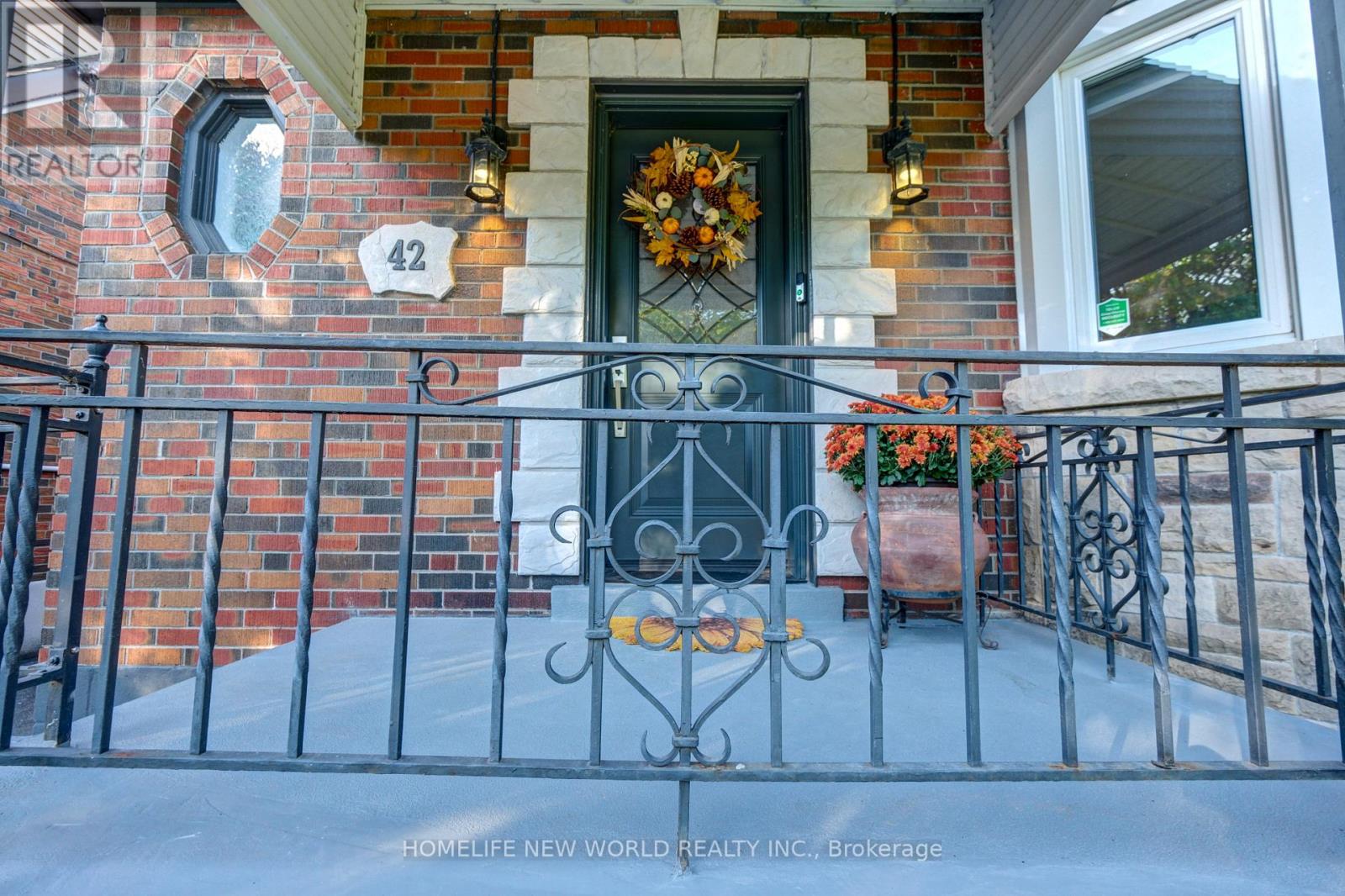 42 Eleventh Street N, Toronto (New Toronto), Ontario  M8V 3G3 - Photo 2 - W12443625
