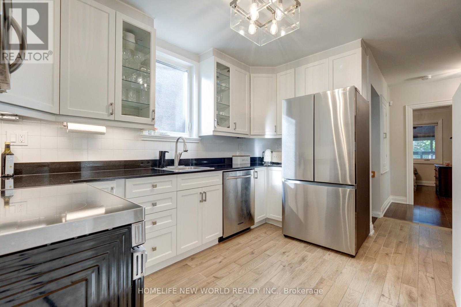 42 Eleventh Street N, Toronto (New Toronto), Ontario  M8V 3G3 - Photo 6 - W12443625