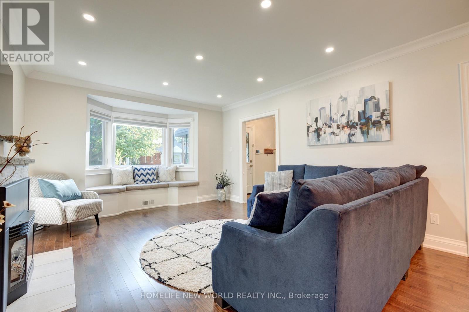 42 Eleventh Street N, Toronto (New Toronto), Ontario  M8V 3G3 - Photo 9 - W12443625