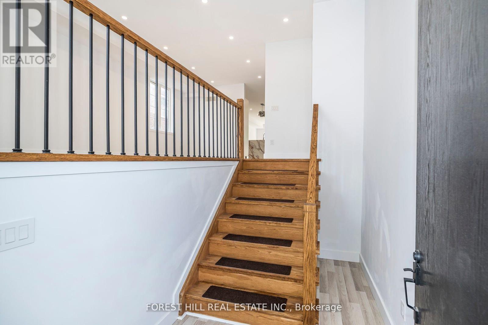 19 Simpson Avenue, Toronto (Mimico), Ontario  M8Z 1C9 - Photo 3 - W12443636