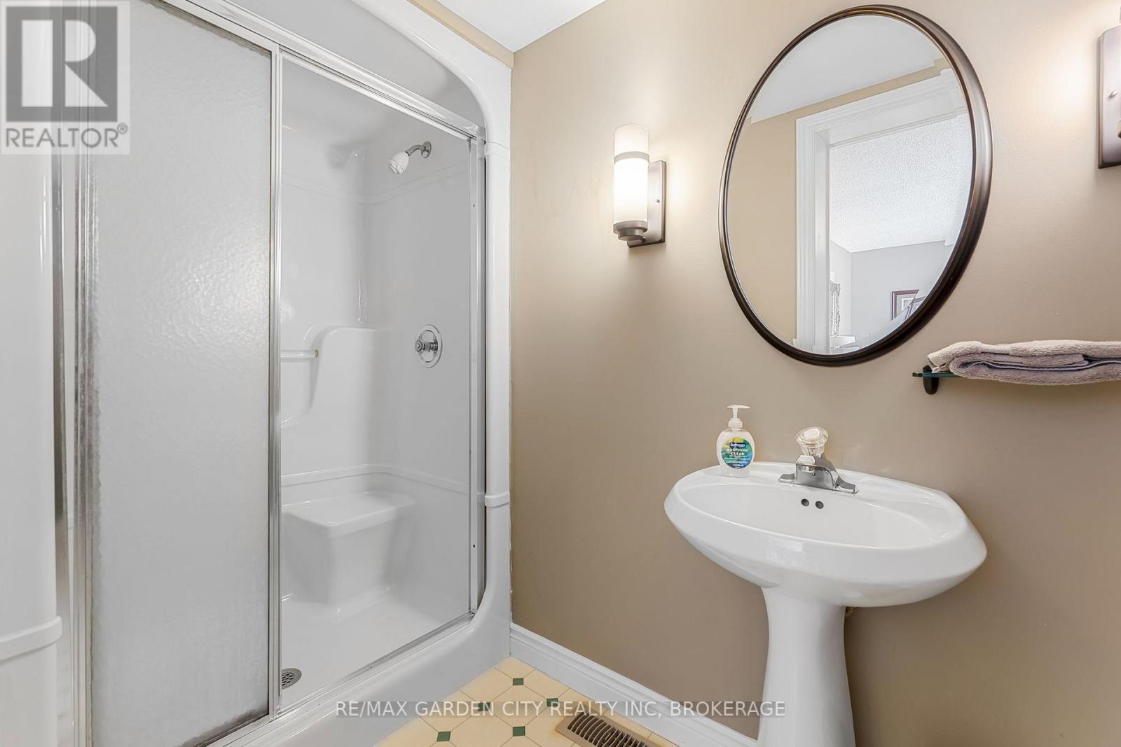 14 Peachtree Parkway, Pelham (Fonthill), Ontario  L0S 1E0 - Photo 17 - X12443665
