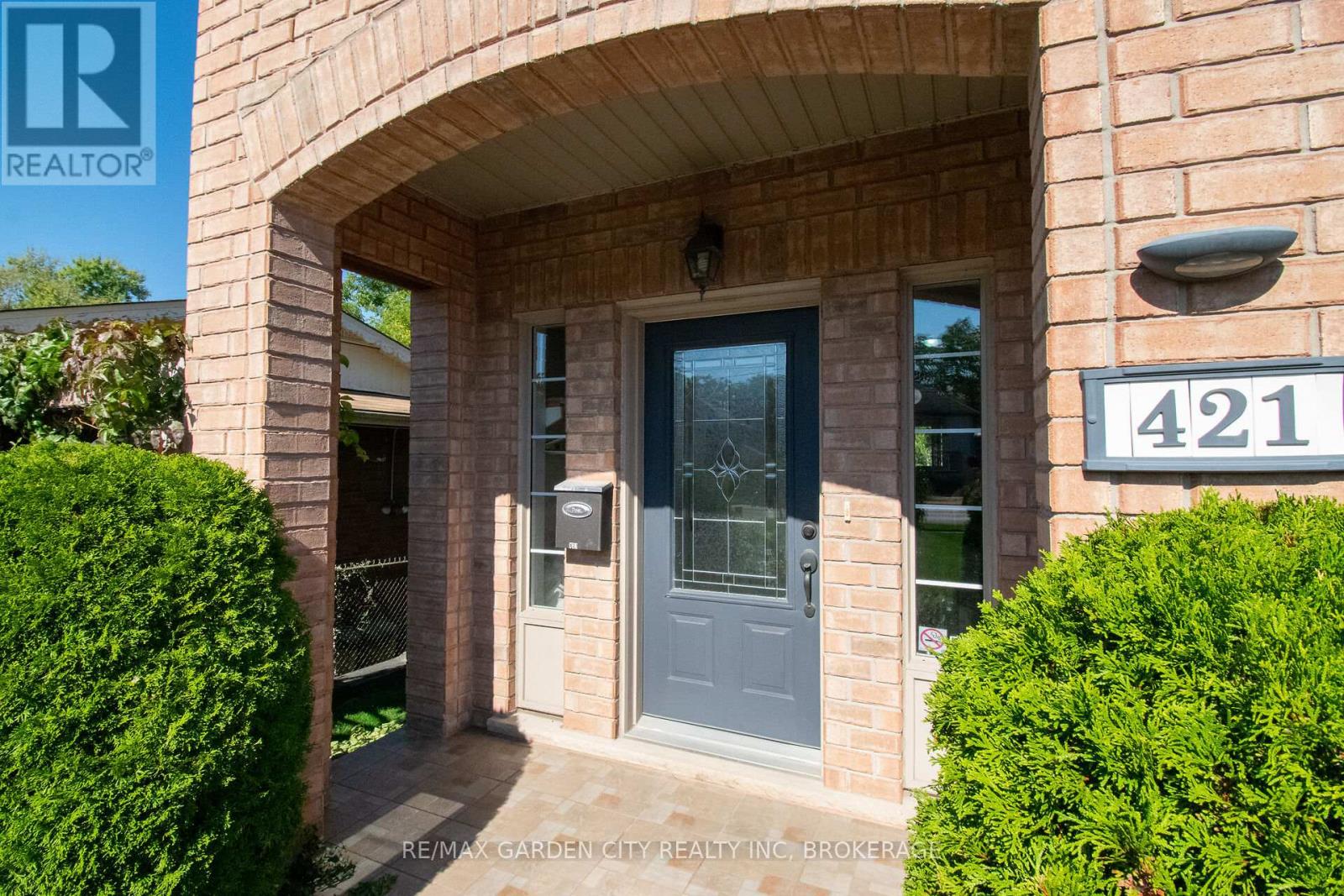 421 Queenston Street, St. Catharines (E. Chester), Ontario  L2P 2Y3 - Photo 3 - X12443698