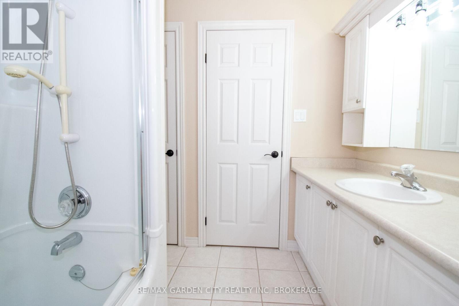 421 Queenston Street, St. Catharines (E. Chester), Ontario  L2P 2Y3 - Photo 31 - X12443698