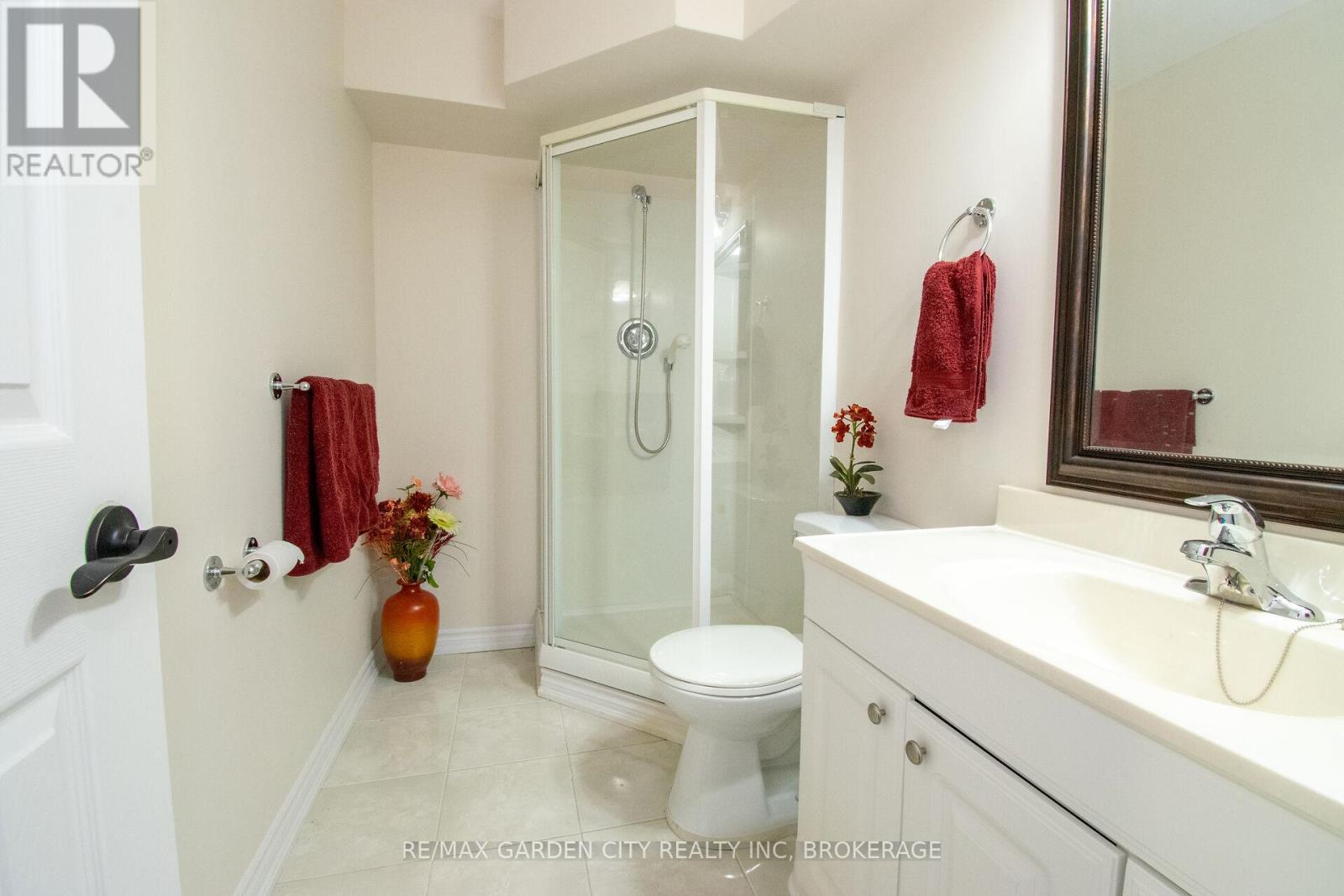 421 Queenston Street, St. Catharines (E. Chester), Ontario  L2P 2Y3 - Photo 36 - X12443698