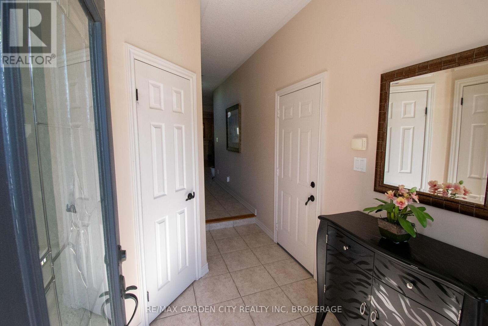 421 Queenston Street, St. Catharines (E. Chester), Ontario  L2P 2Y3 - Photo 4 - X12443698