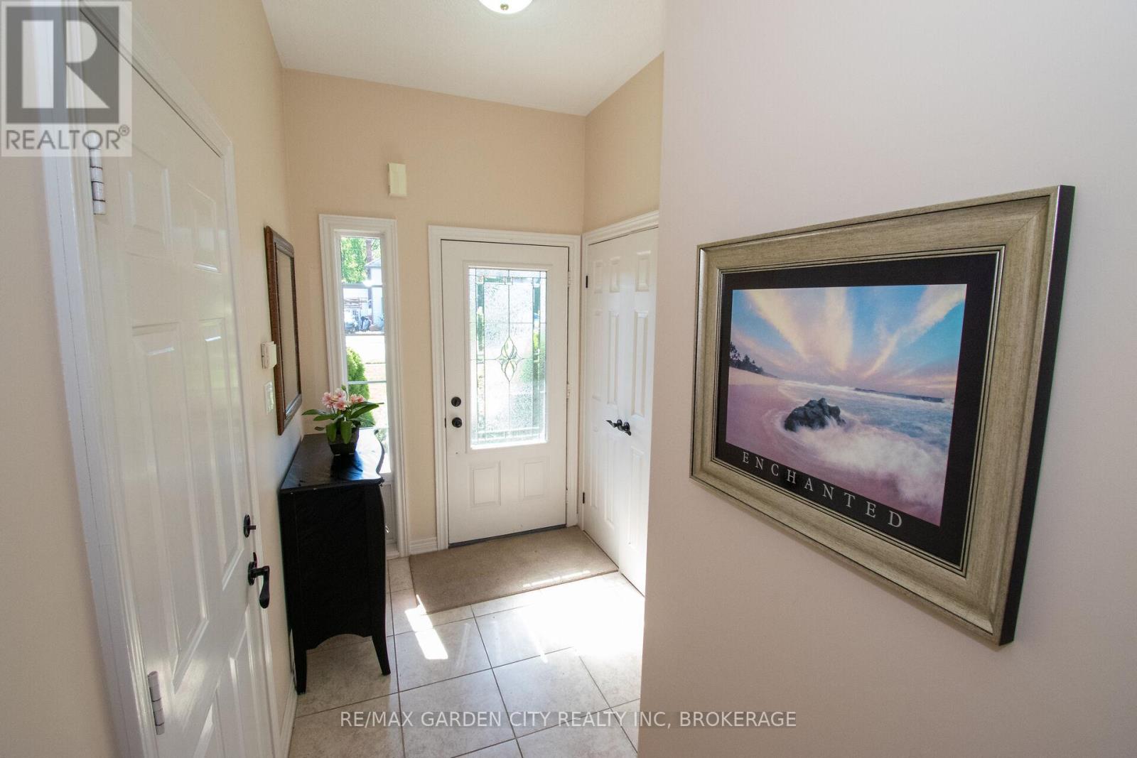421 Queenston Street, St. Catharines (E. Chester), Ontario  L2P 2Y3 - Photo 5 - X12443698