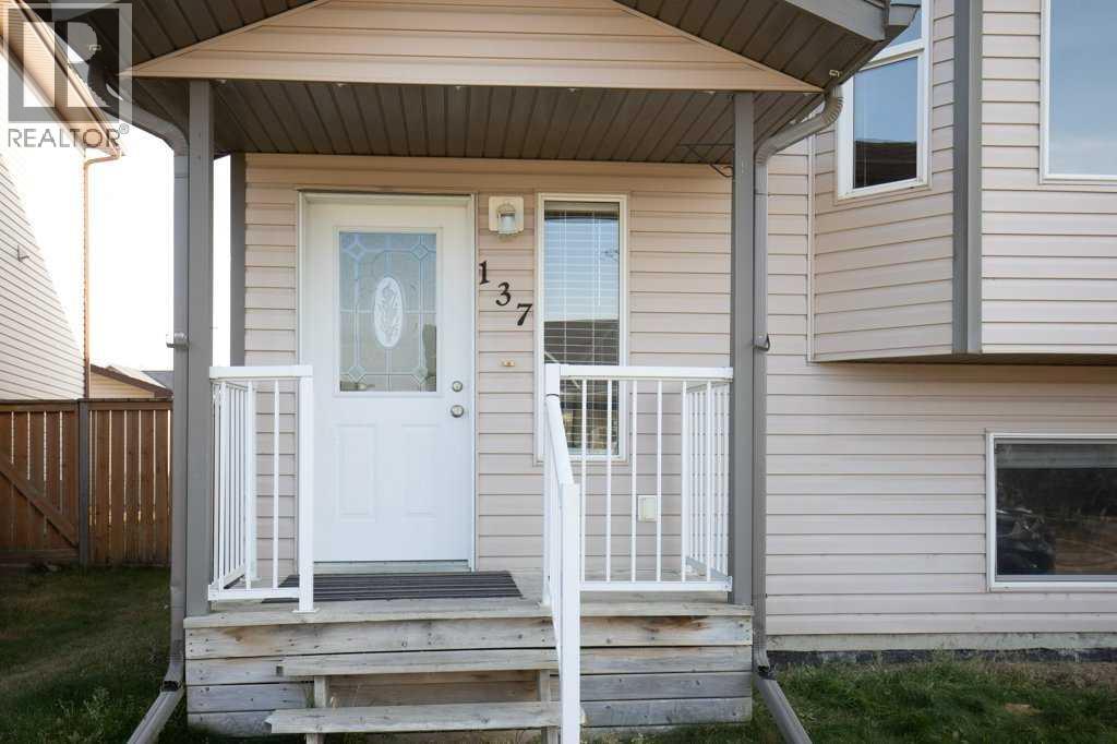 137 Rolling Hills Ridge, Blackfalds, Alberta  T0M 0J0 - Photo 2 - A2261945