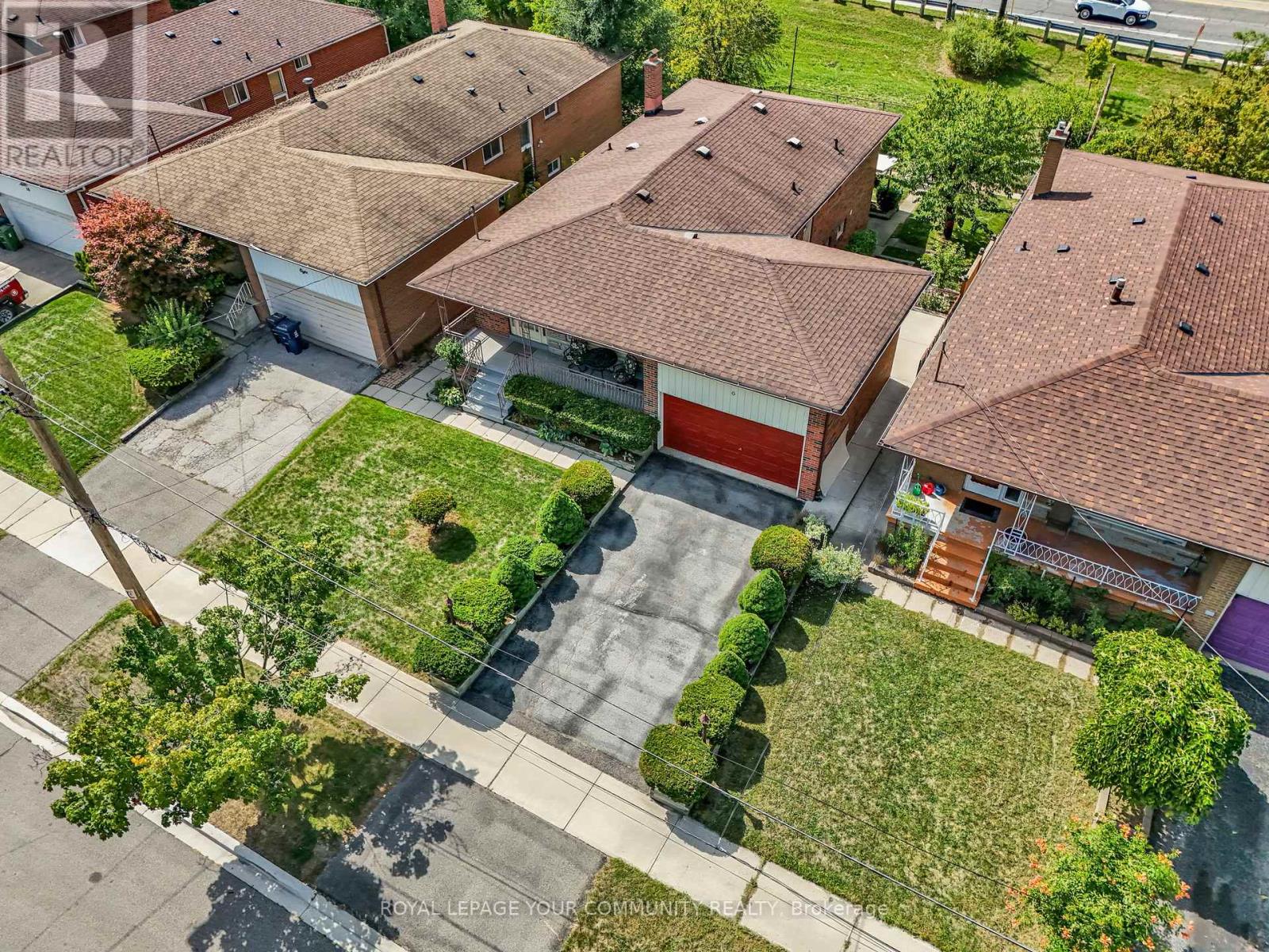 6 Hentob Court, Toronto, Ontario  M9V 2X1 - Photo 4 - W12400001