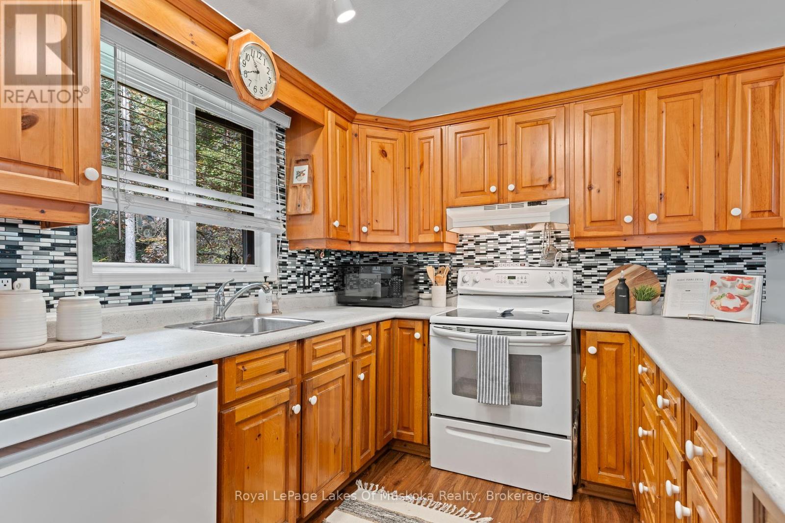 29 Ascott Lane, Huntsville, Ontario  P0B 1L0 - Photo 11 - X12443734