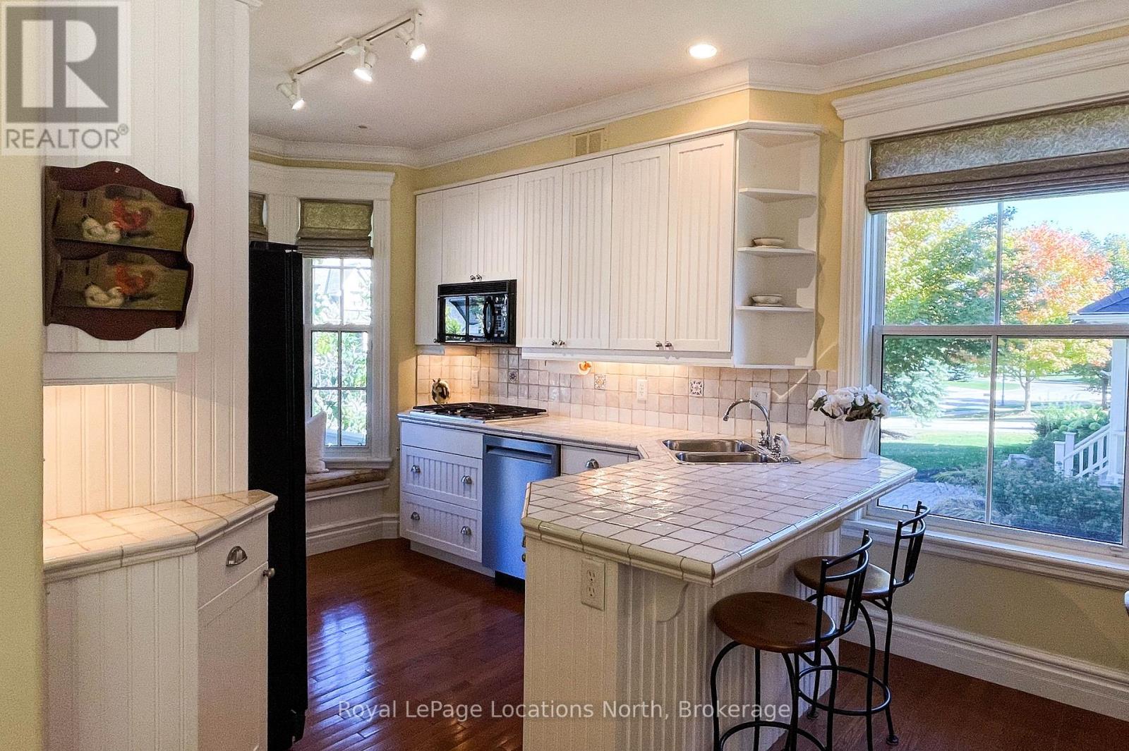 202 Snowbridge Way, Blue Mountains, Ontario  L9Y 0V1 - Photo 14 - X12443785