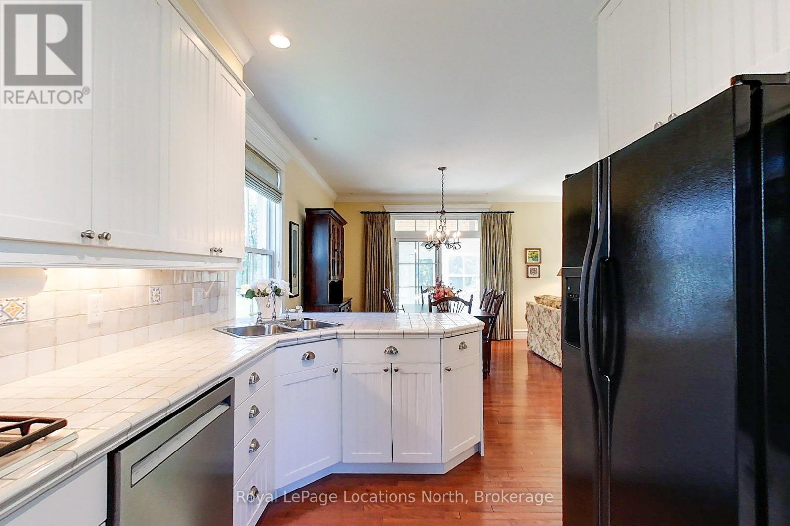 202 Snowbridge Way, Blue Mountains, Ontario  L9Y 0V1 - Photo 9 - X12443785