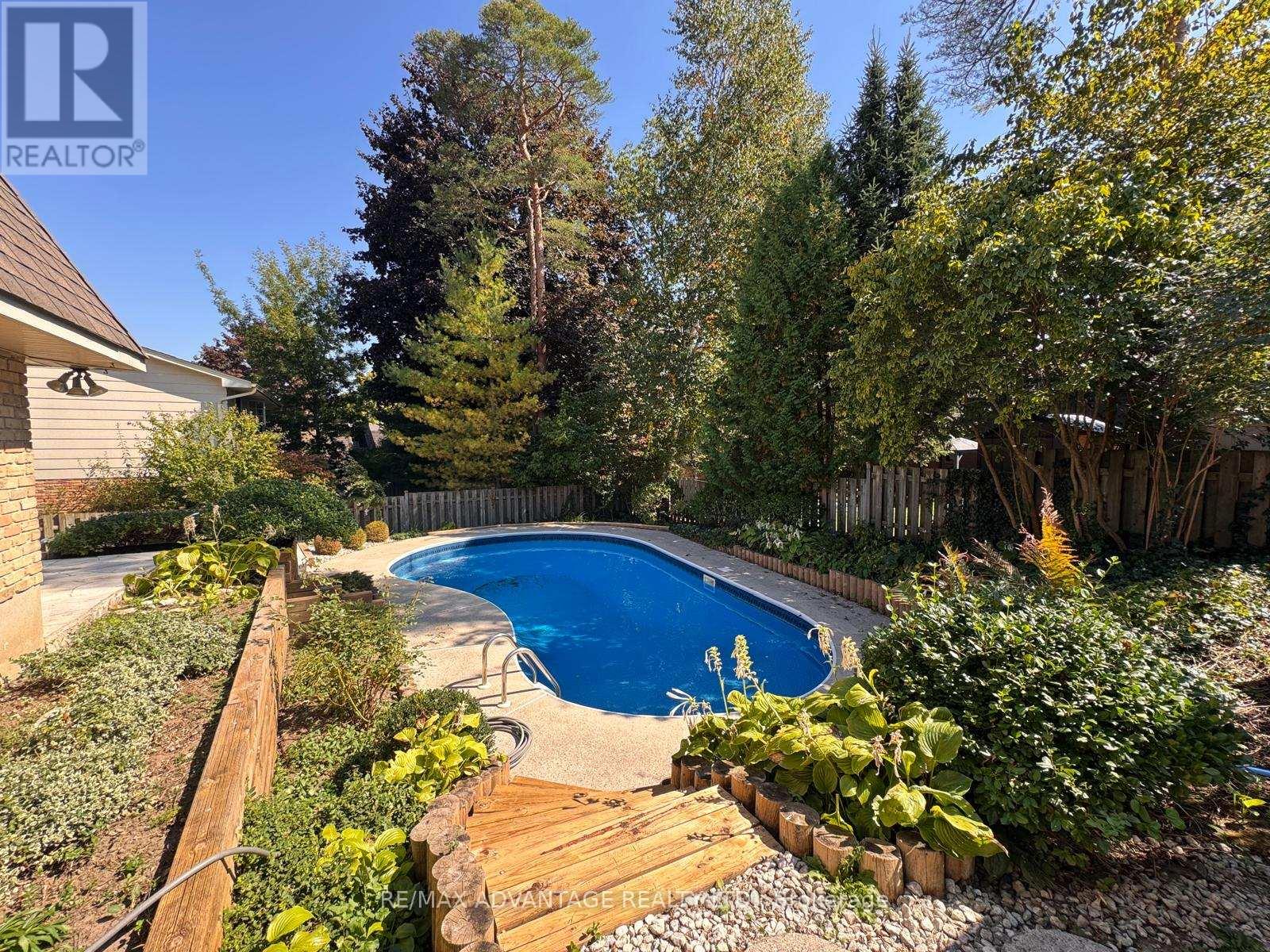 19 Tanglewood Avenue, London South, Ontario  N6K 2B6 - Photo 8 - X12443896
