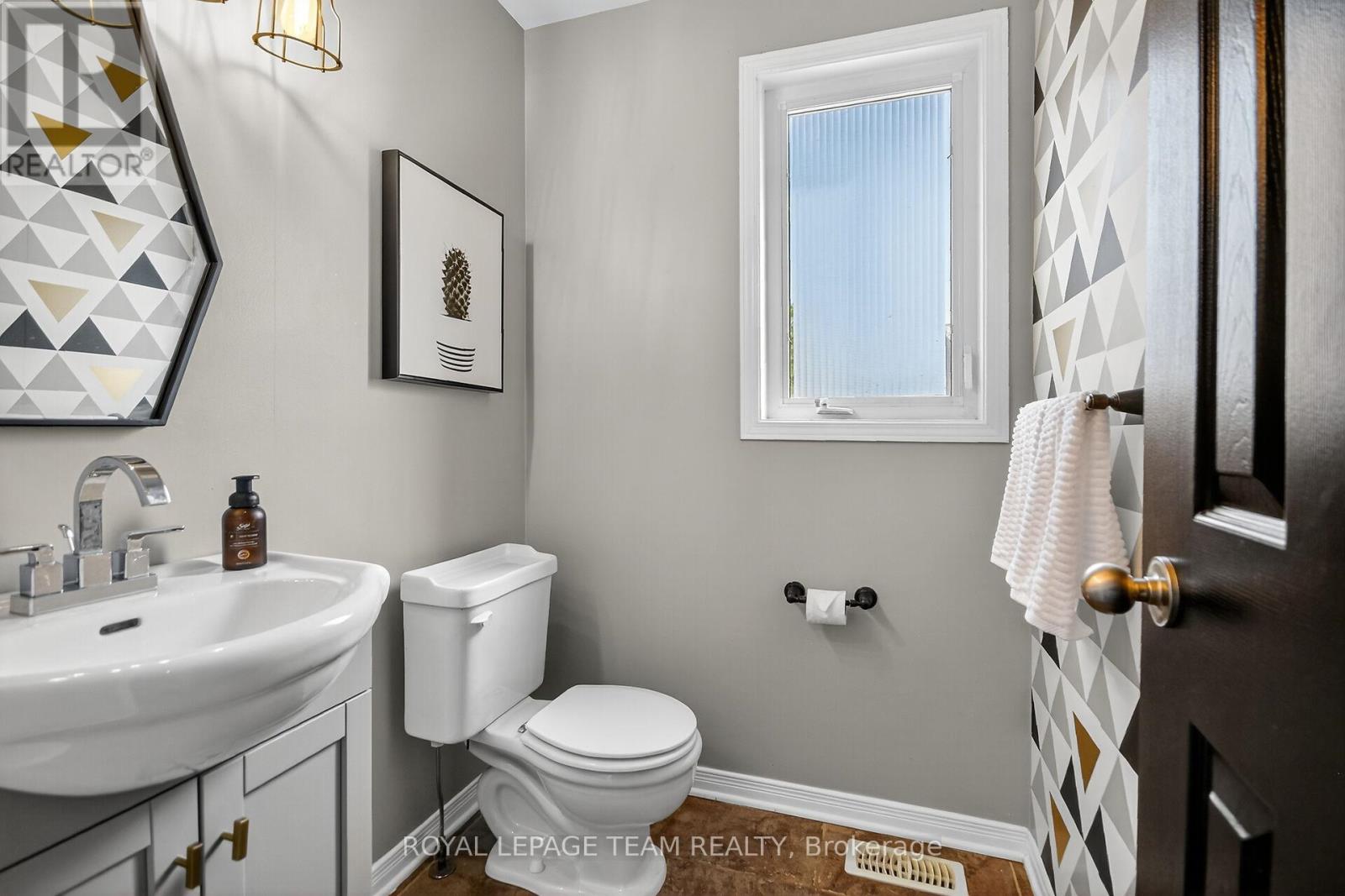 2001 Dunollie Crescent, Ottawa, Ontario  K2W 1H5 - Photo 21 - X12443745