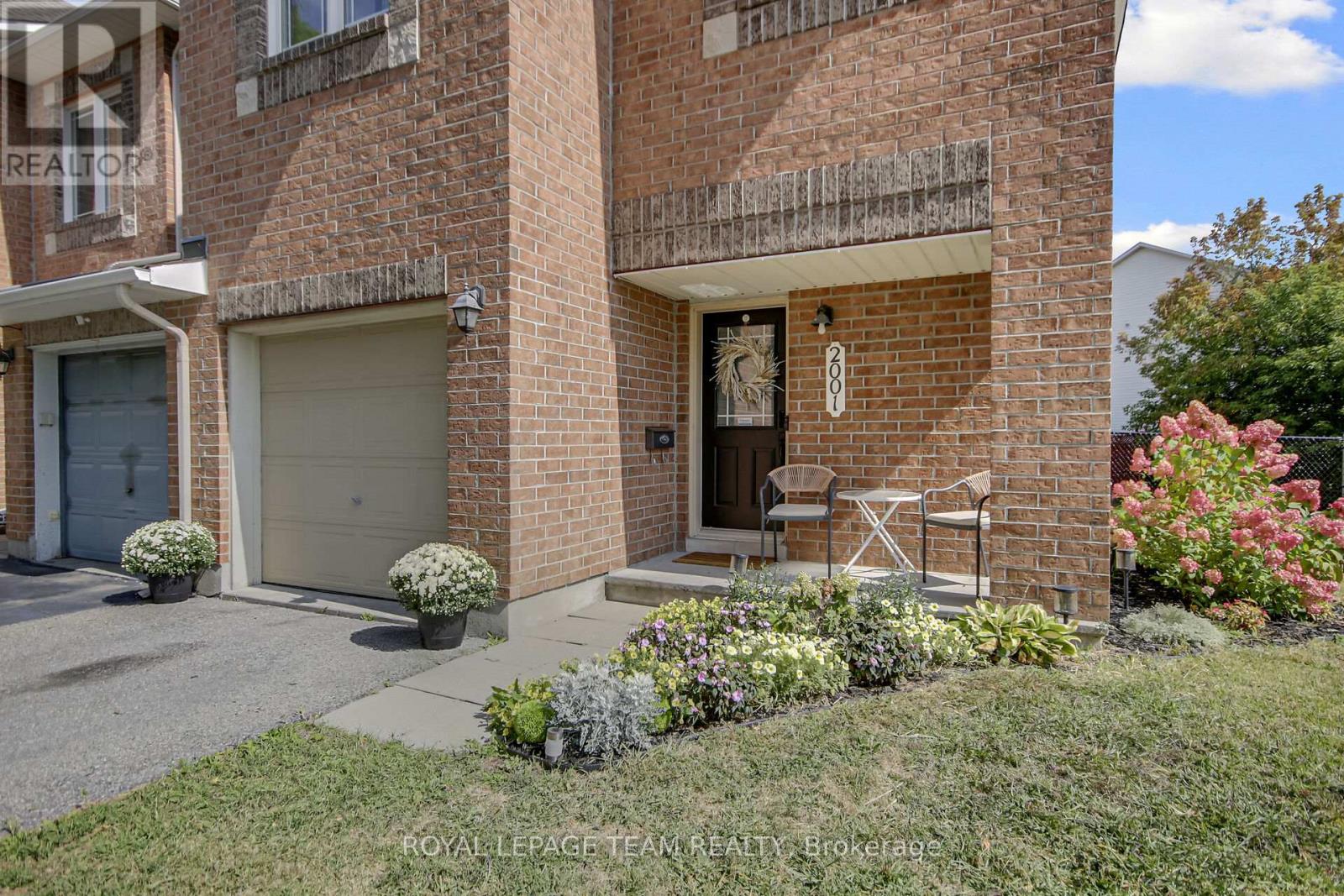 2001 Dunollie Crescent, Ottawa, Ontario  K2W 1H5 - Photo 3 - X12443745