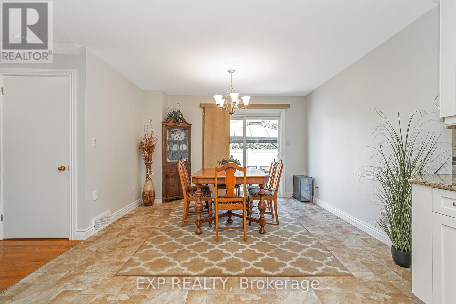 6084a Vineyard Drive, Ottawa, Ontario  K1C 2M5 - Photo 10 - X12443807