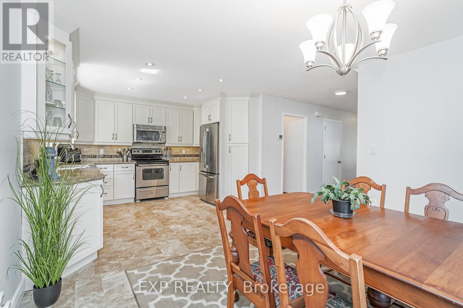 6084a Vineyard Drive, Ottawa, Ontario  K1C 2M5 - Photo 12 - X12443807