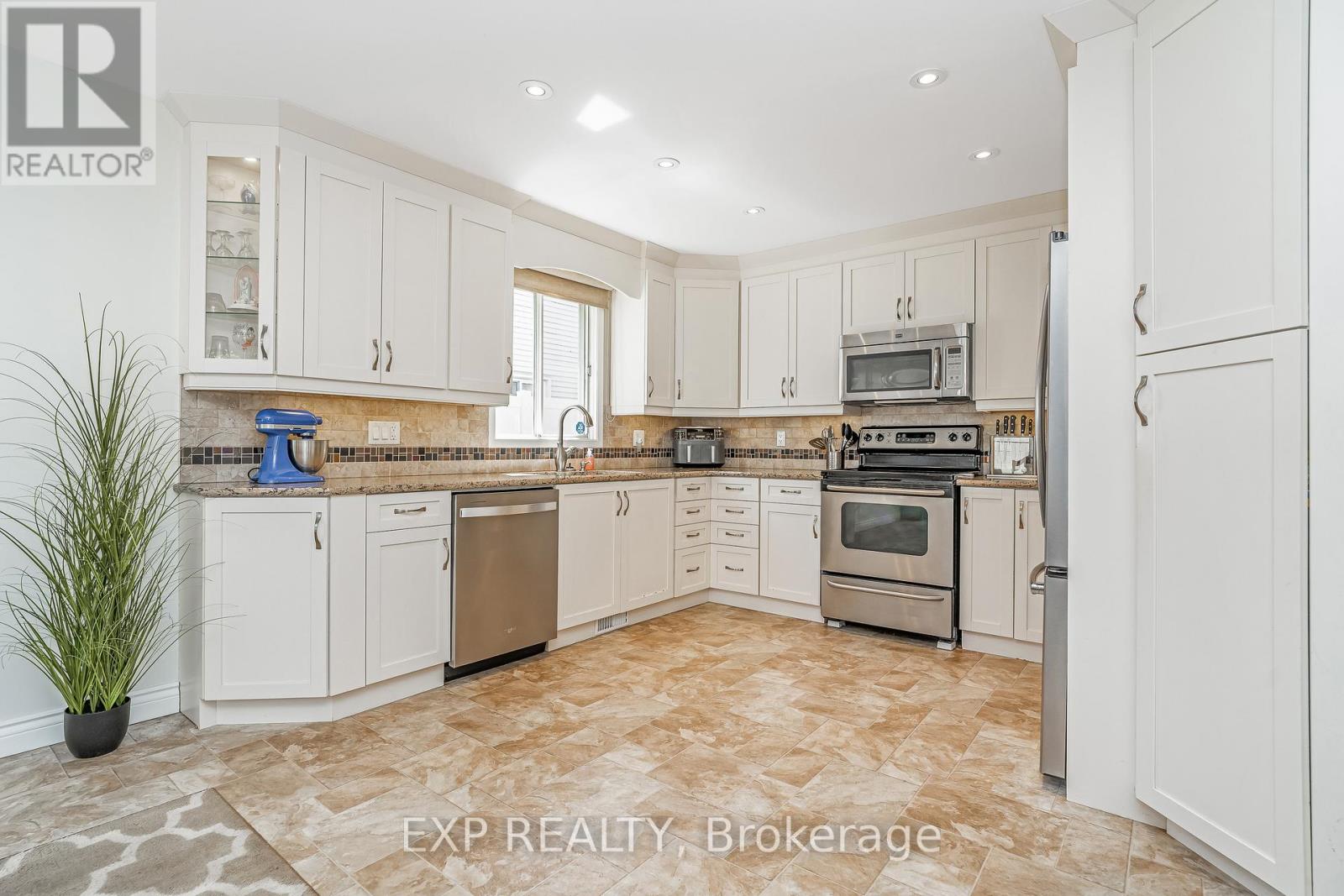 6084a Vineyard Drive, Ottawa, Ontario  K1C 2M5 - Photo 13 - X12443807