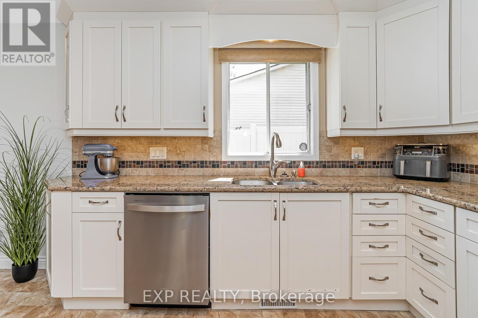 6084a Vineyard Drive, Ottawa, Ontario  K1C 2M5 - Photo 17 - X12443807
