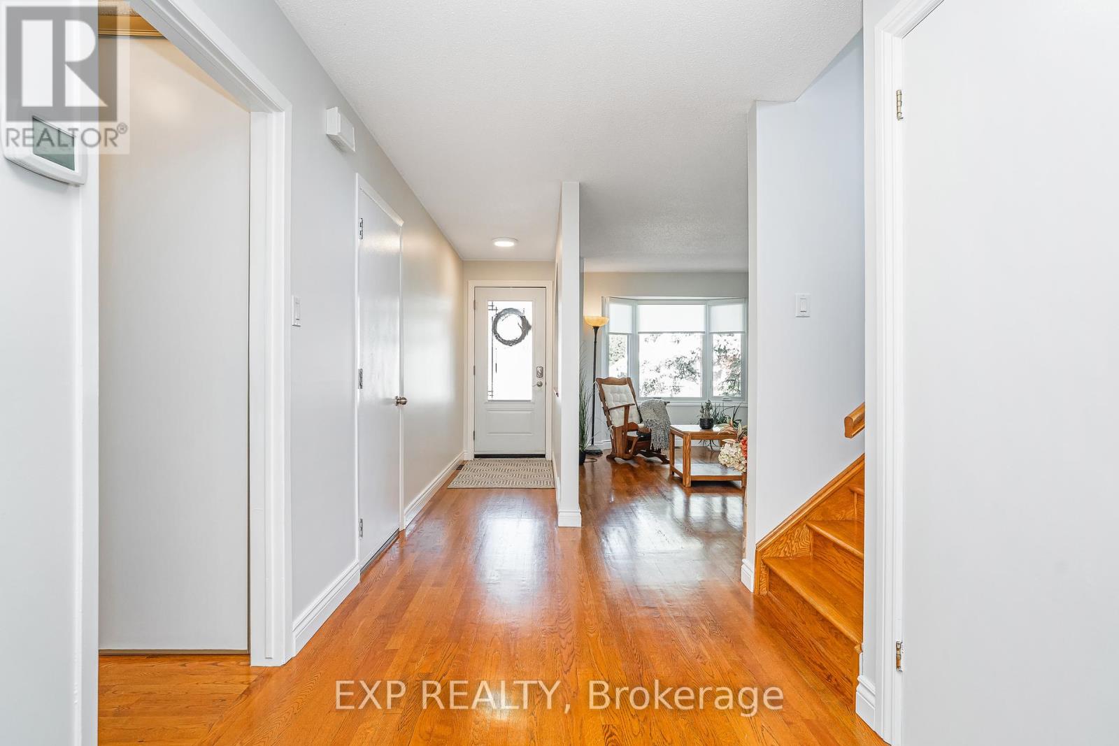 6084a Vineyard Drive, Ottawa, Ontario  K1C 2M5 - Photo 2 - X12443807