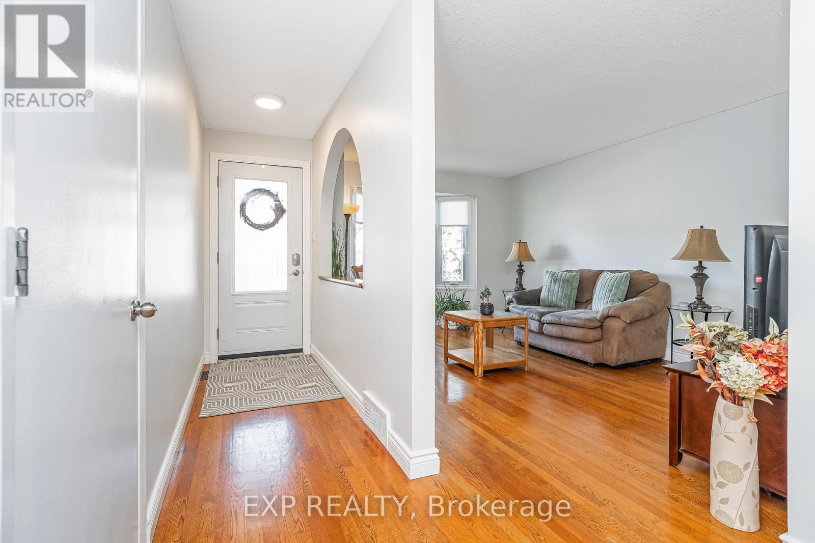 6084a Vineyard Drive, Ottawa, Ontario  K1C 2M5 - Photo 3 - X12443807