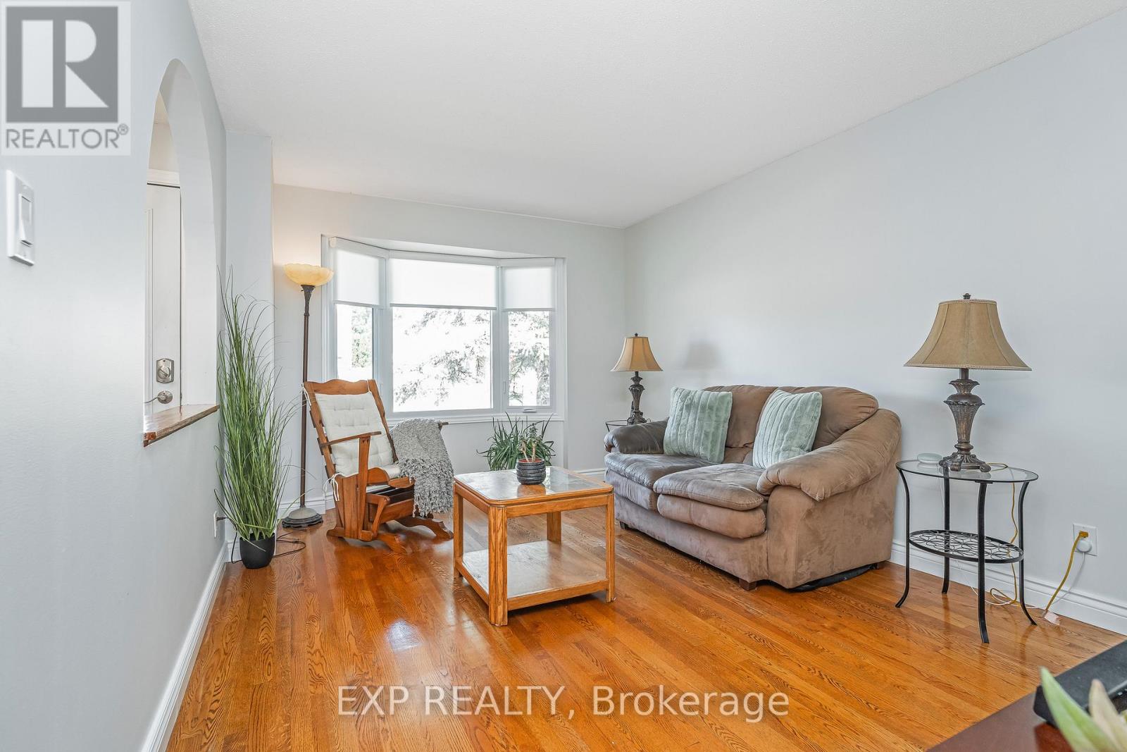 6084a Vineyard Drive, Ottawa, Ontario  K1C 2M5 - Photo 4 - X12443807