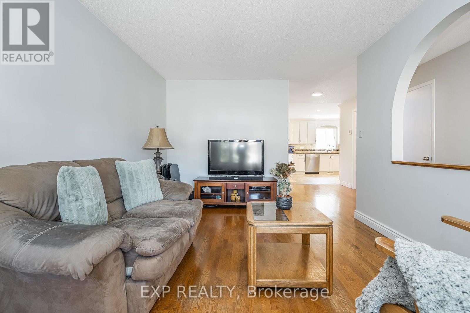 6084a Vineyard Drive, Ottawa, Ontario  K1C 2M5 - Photo 5 - X12443807