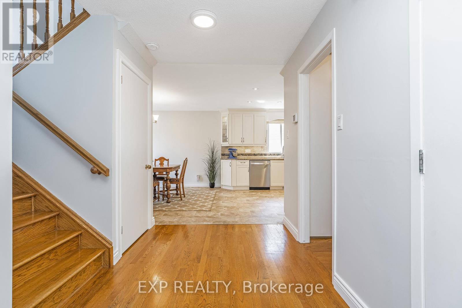 6084a Vineyard Drive, Ottawa, Ontario  K1C 2M5 - Photo 6 - X12443807