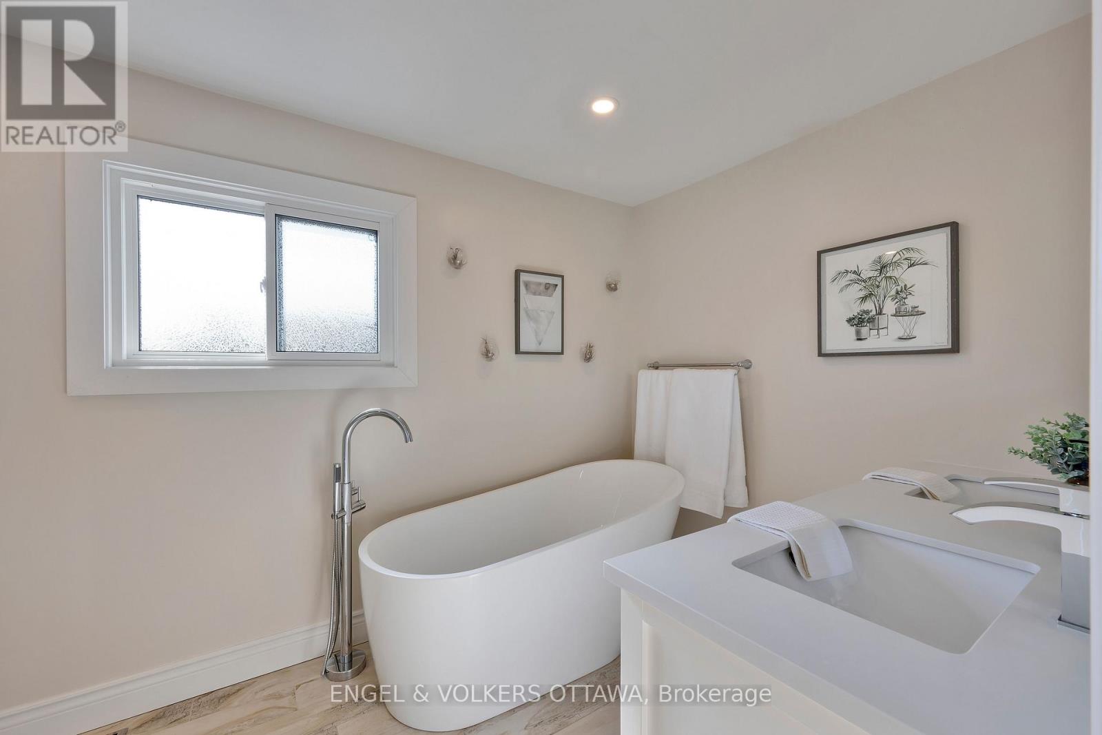 10 Tanglewood Drive, Ottawa, Ontario  K2H 6P3 - Photo 18 - X12443862