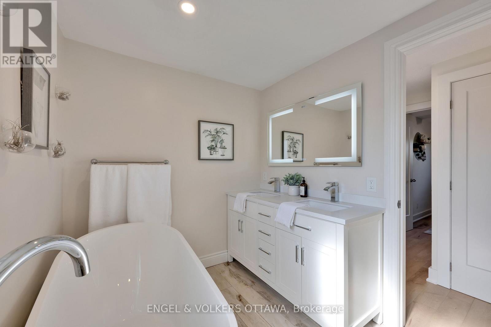 10 Tanglewood Drive, Ottawa, Ontario  K2H 6P3 - Photo 19 - X12443862