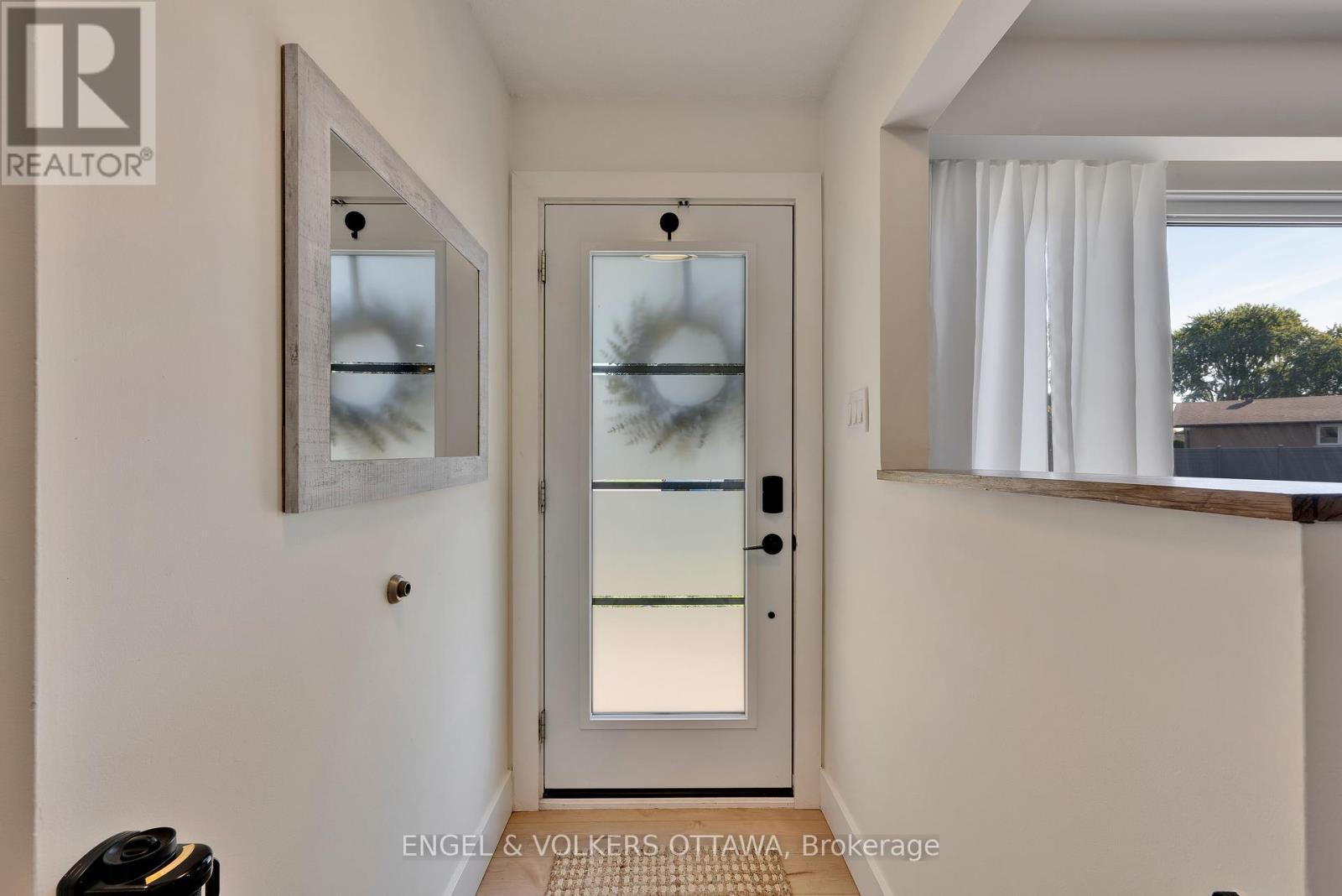 10 Tanglewood Drive, Ottawa, Ontario  K2H 6P3 - Photo 2 - X12443862