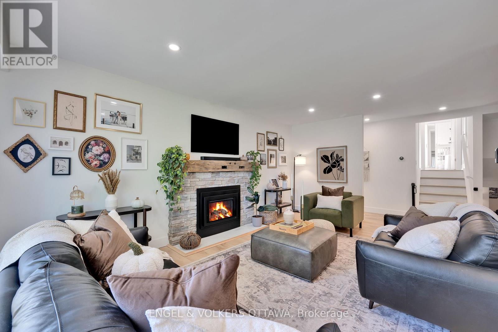 10 Tanglewood Drive, Ottawa, Ontario  K2H 6P3 - Photo 3 - X12443862