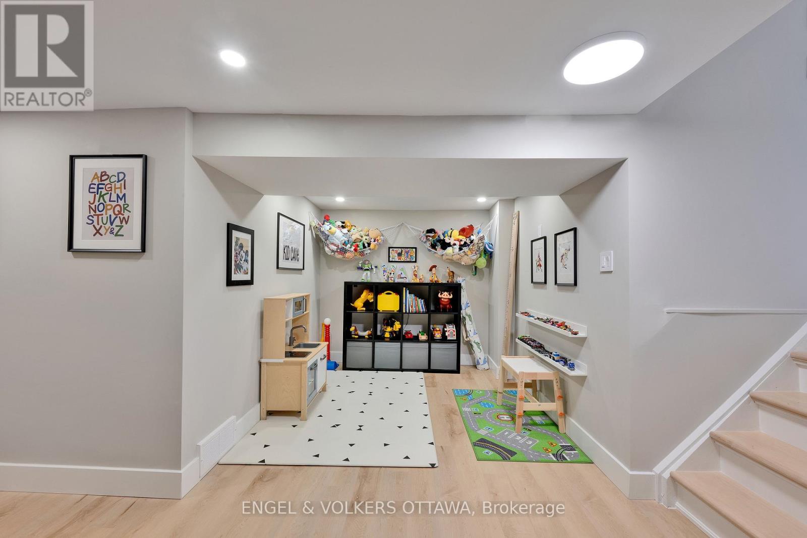 10 Tanglewood Drive, Ottawa, Ontario  K2H 6P3 - Photo 37 - X12443862