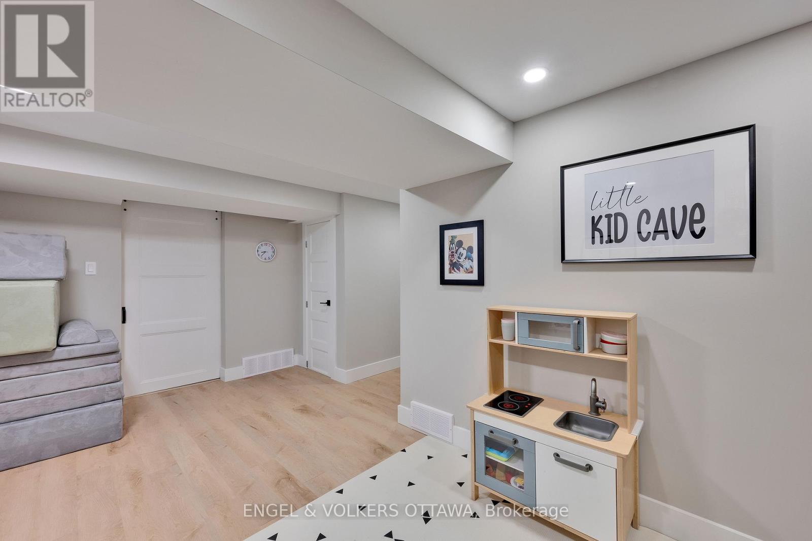 10 Tanglewood Drive, Ottawa, Ontario  K2H 6P3 - Photo 38 - X12443862