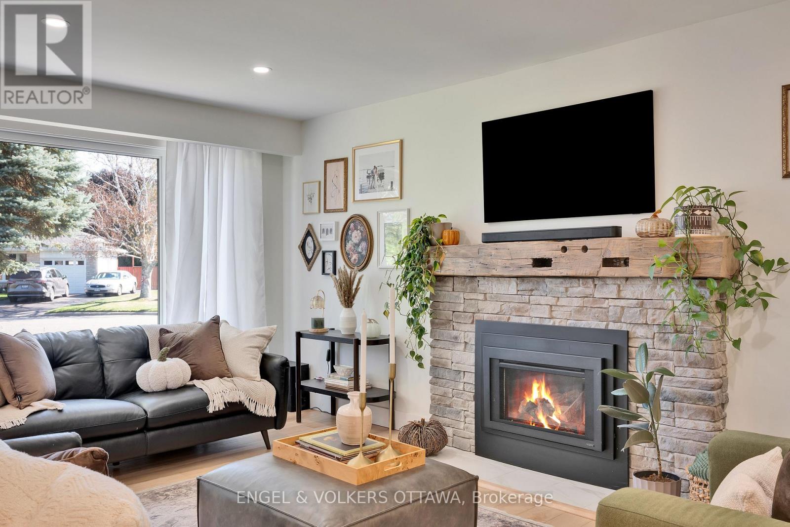 10 Tanglewood Drive, Ottawa, Ontario  K2H 6P3 - Photo 4 - X12443862