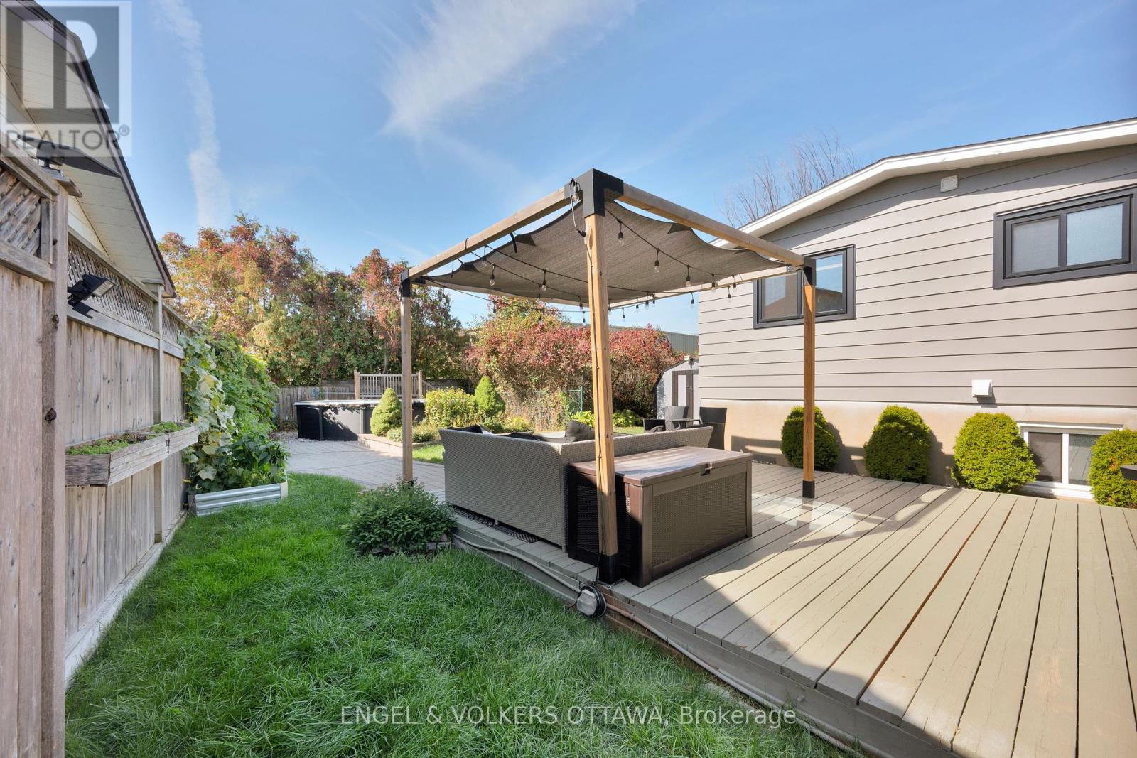 10 Tanglewood Drive, Ottawa, Ontario  K2H 6P3 - Photo 43 - X12443862