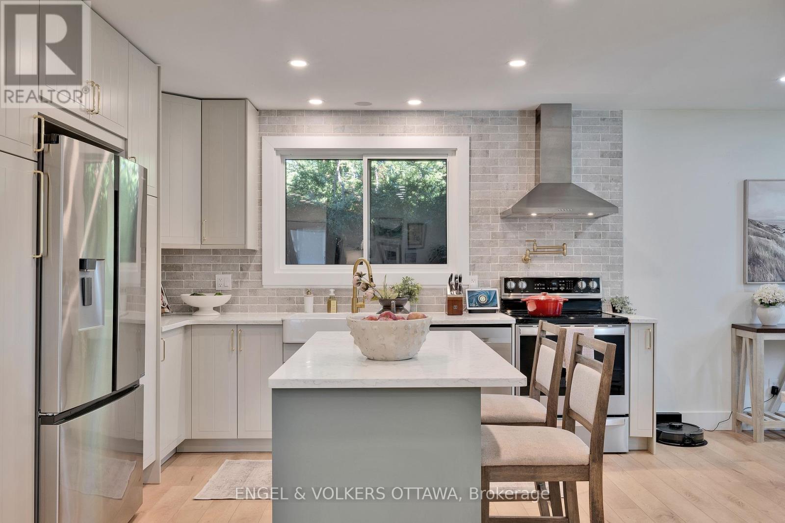 10 Tanglewood Drive, Ottawa, Ontario  K2H 6P3 - Photo 7 - X12443862