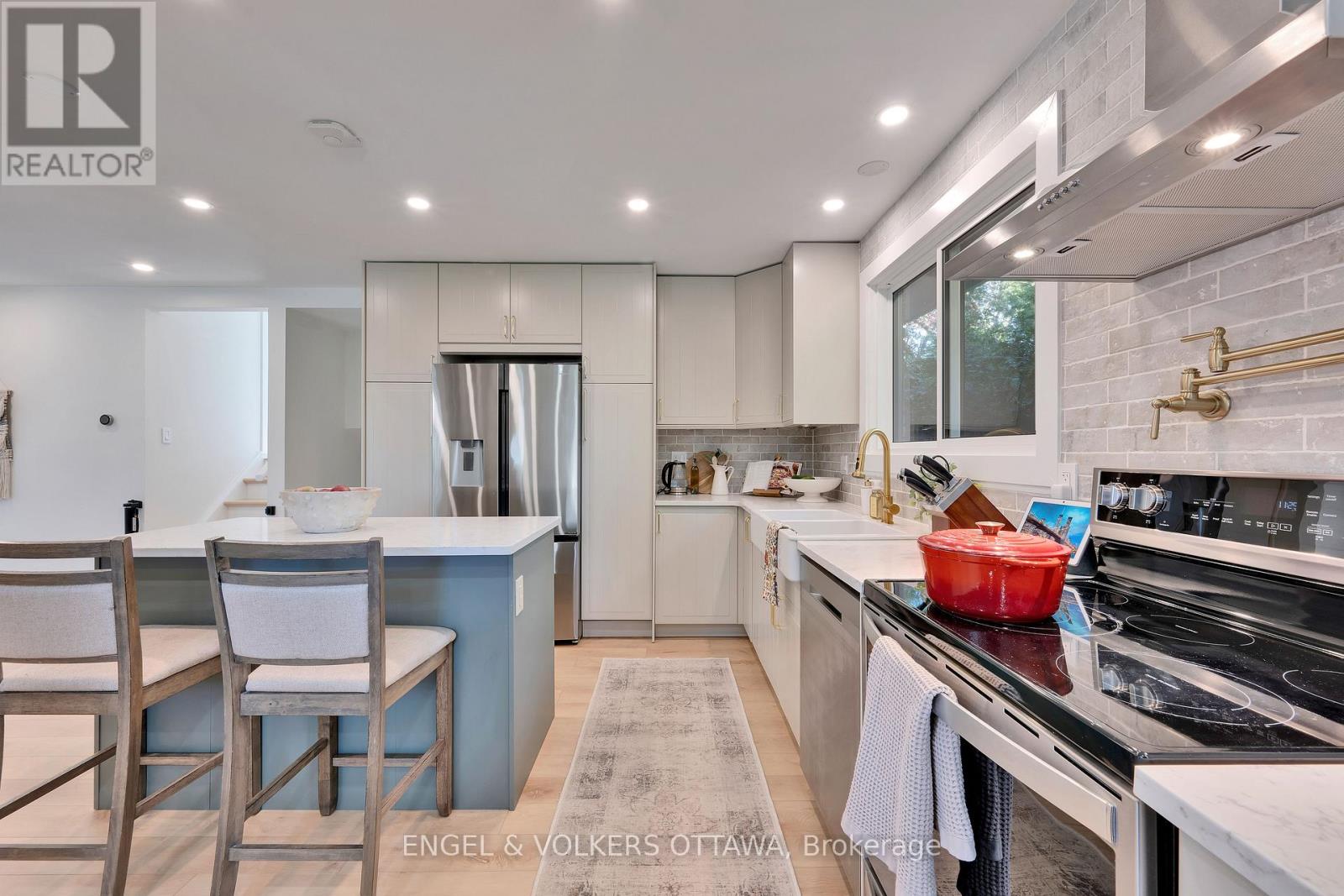 10 Tanglewood Drive, Ottawa, Ontario  K2H 6P3 - Photo 8 - X12443862