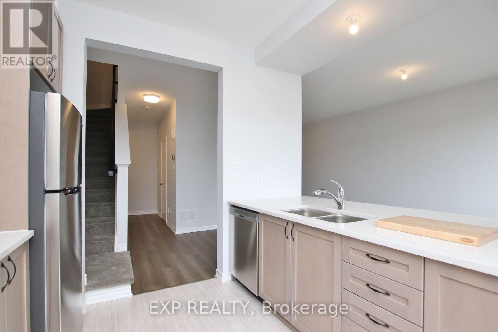 39 Lentago Avenue, Ottawa, Ontario  K2J 7A2 - Photo 5 - X12443878