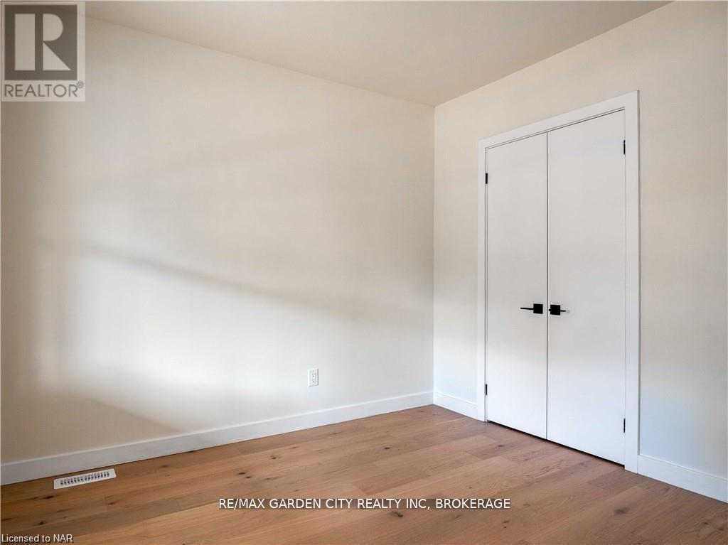 98 Pleasant Avenue, St. Catharines (Downtown), Ontario  L2R 1Y1 - Photo 7 - X12443801