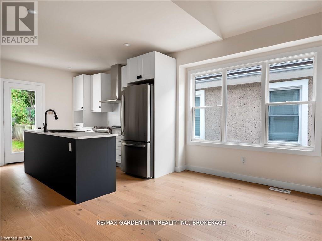 98 Pleasant Avenue, St. Catharines (Downtown), Ontario  L2R 1Y1 - Photo 8 - X12443801