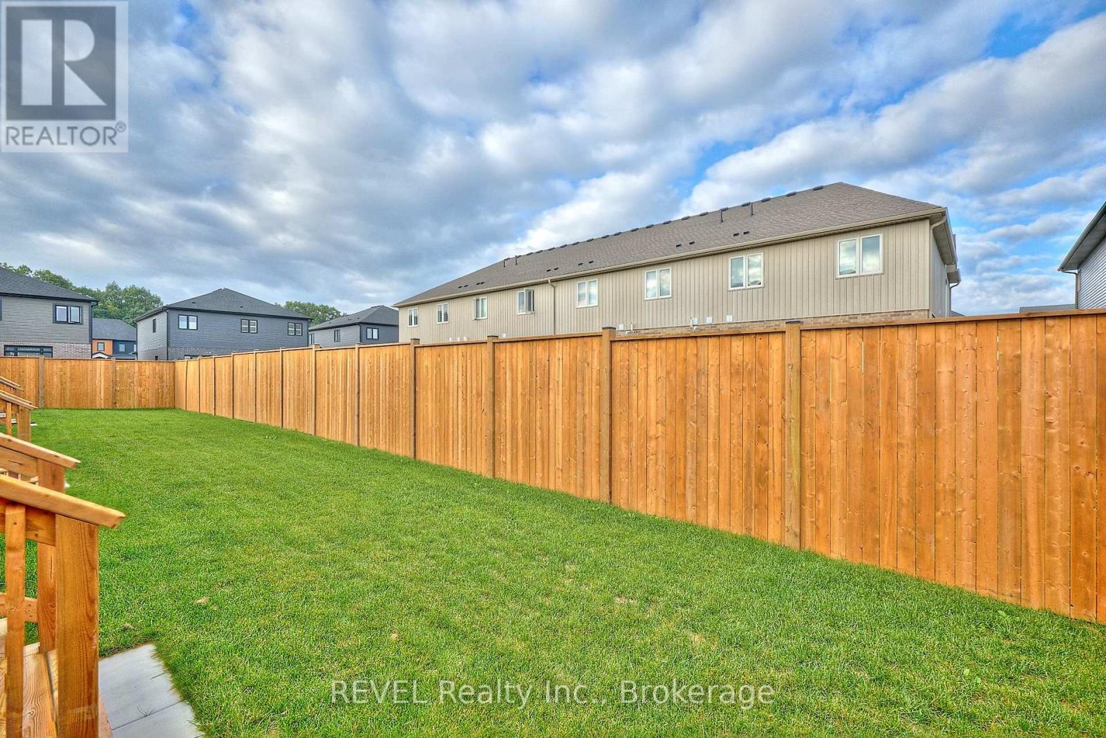 7429 Matteo Drive, Niagara Falls (Brown), Ontario  L2H 3T3 - Photo 3 - X12443876
