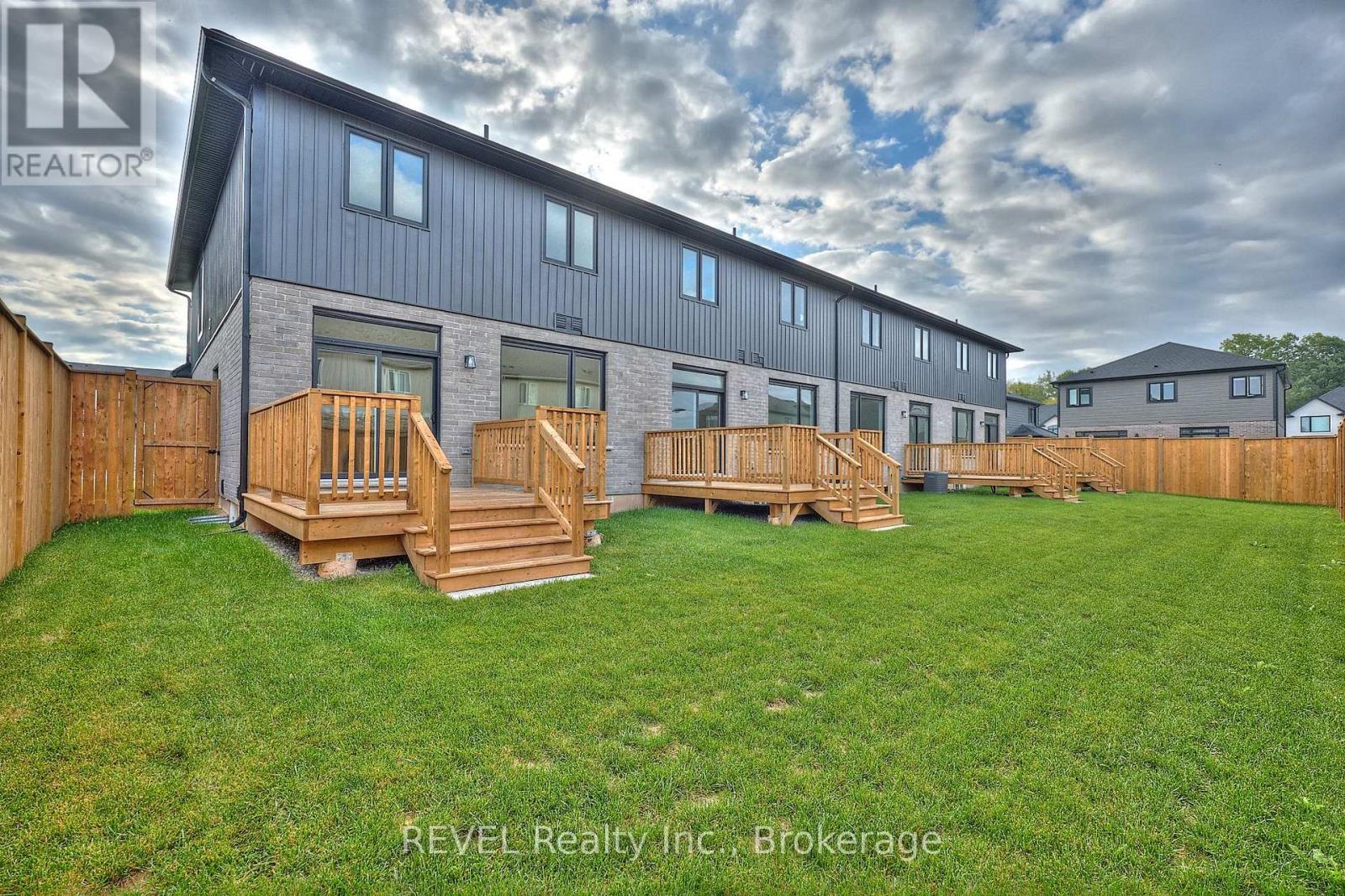 7429 Matteo Drive, Niagara Falls (Brown), Ontario  L2H 3T3 - Photo 4 - X12443876