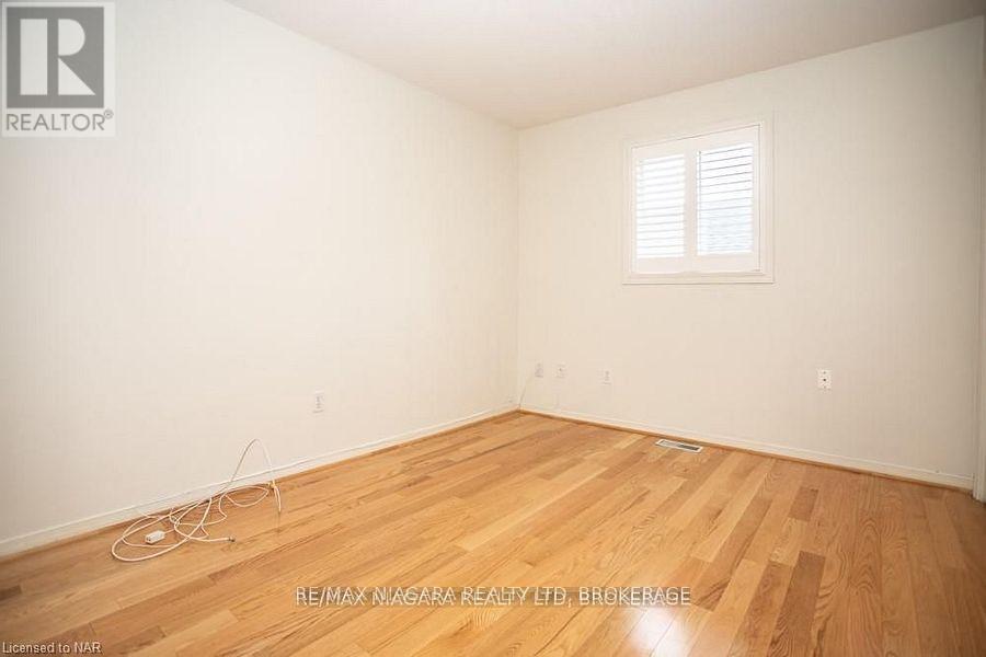 55 Adelaide Street, Fort Erie (Lakeshore), Ontario  L2A 5K5 - Photo 12 - X12443892