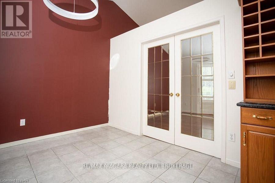 55 Adelaide Street, Fort Erie (Lakeshore), Ontario  L2A 5K5 - Photo 4 - X12443892