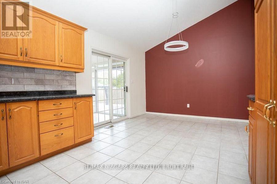 55 Adelaide Street, Fort Erie (Lakeshore), Ontario  L2A 5K5 - Photo 6 - X12443892