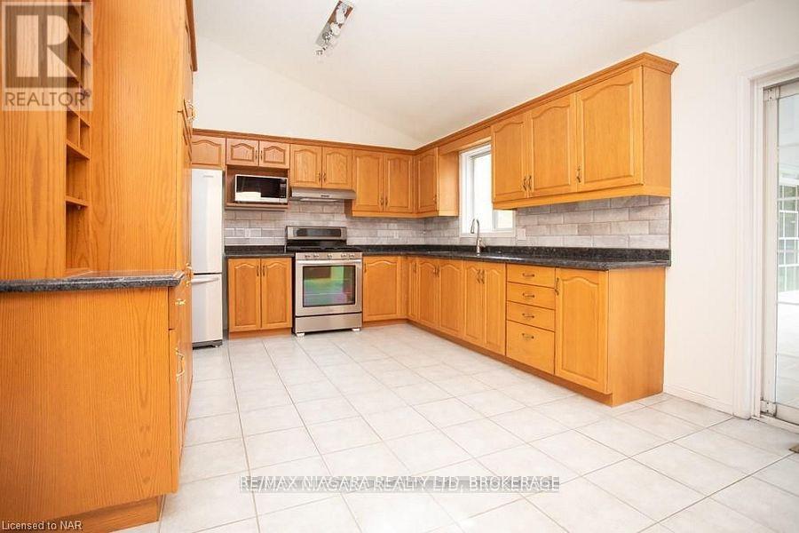 55 Adelaide Street, Fort Erie (Lakeshore), Ontario  L2A 5K5 - Photo 7 - X12443892