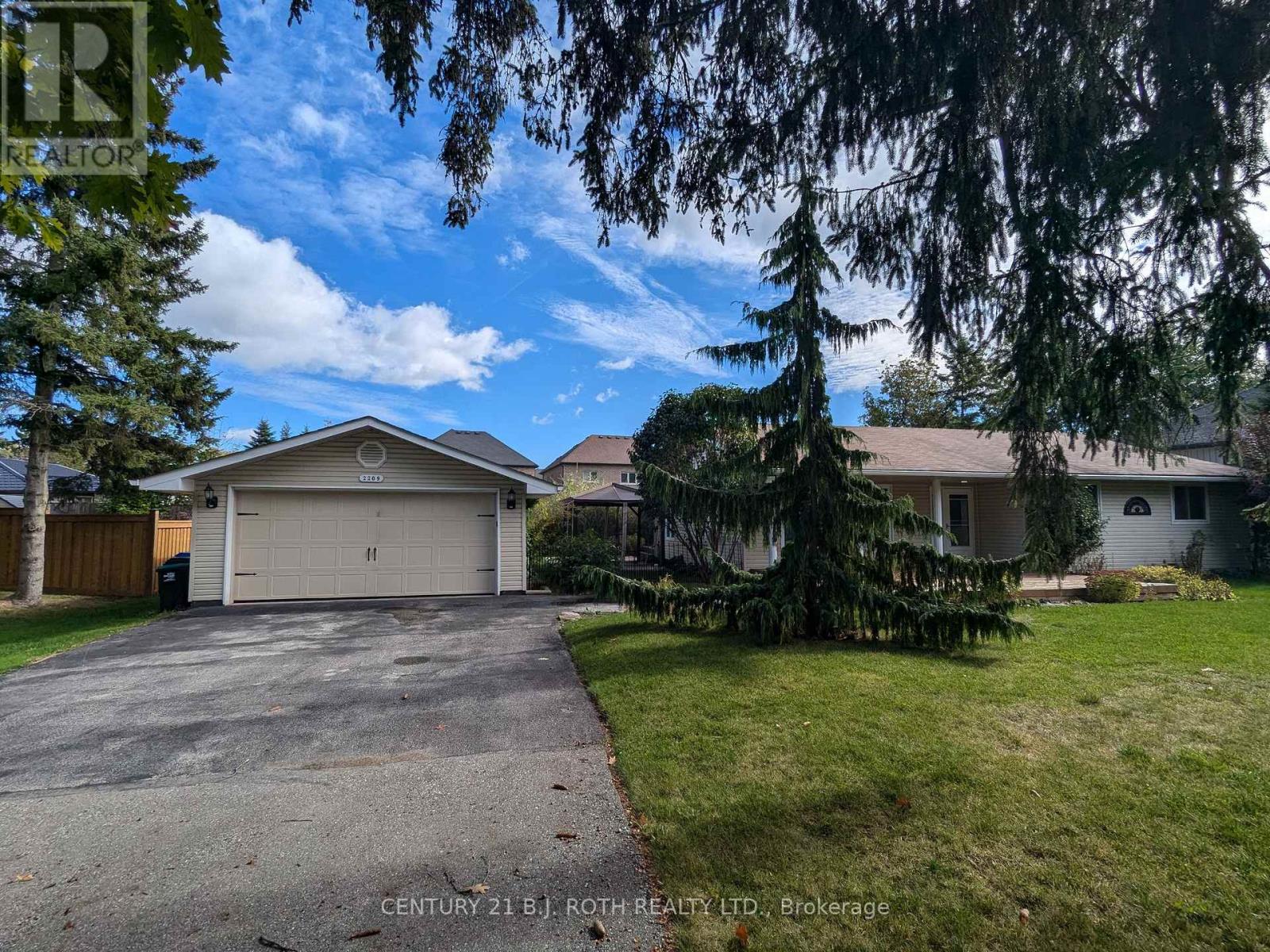 2209 Alderslea Crescent, Innisfil, Ontario  L9S 2E3 - Photo 3 - N12443666